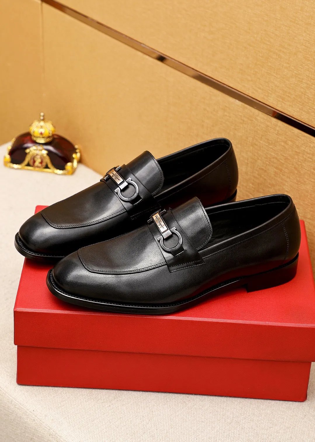 Men's shoes 💰460 💐 Product trademark: Ferragamo "Ferragamo" casual leather shoes Regular size: 38-44 (45.46🉑️customized) Product materials: Selected imported first-layer calfskin upper + luxury hardware buckle, imported water-dyed cowhide leather lining. Strong three-dimensional visual effect, original rubber outsole Color: 1⃣️color optional